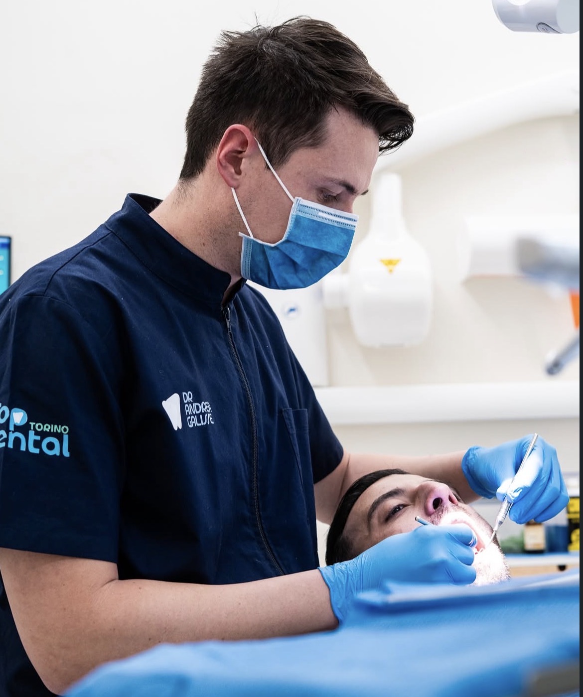 Dr. Andrea Galisse al lavoro – Top Dental Torino
